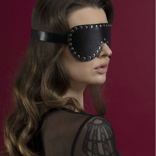 Маска на глаза с заклепками Feral Feelings - Blindfold Mask, натуральная кожа, черная