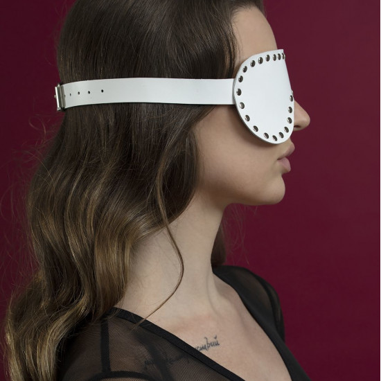 Маска на глаза с заклепками Feral Feelings - Blindfold Mask, натуральная кожа, белая