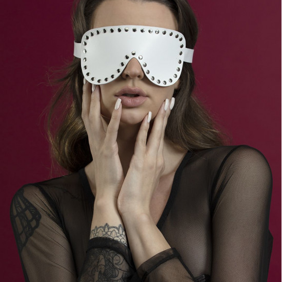 Маска на глаза с заклепками Feral Feelings - Blindfold Mask, натуральная кожа, белая